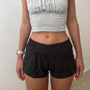Lululemon Hotty Hot 2.5” Lined Short 🖤🖤